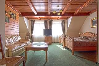 Мини-отель Dworek Gawra Беловеж Двухместный номер Делюкс с 1 кроватью или 2 отдельными кроватями-7